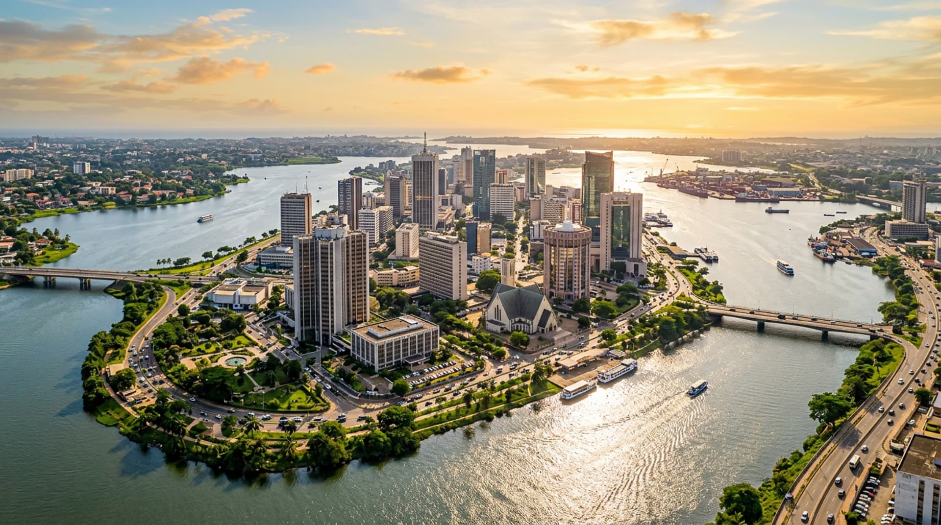 Vue panoramique du Plateau à Abidjan, gratte-ciel et lagune Ébrié